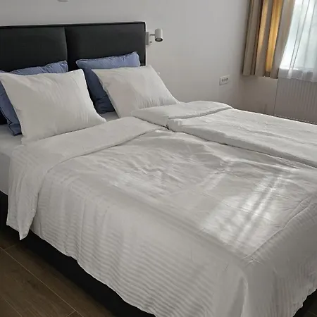 Memento With Private Bathrooms & Shared Kitchen * Lubiana