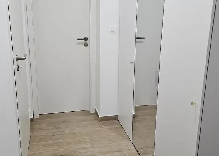 Memento With Private Bathrooms & Shared Kitchen Liubliana