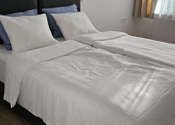 Memento With Private Bathrooms & Shared Kitchen * Liubliana