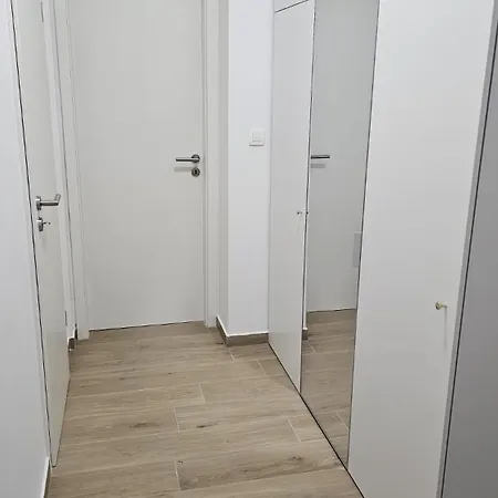 Memento With Private Bathrooms & Shared Kitchen ليوبليانا