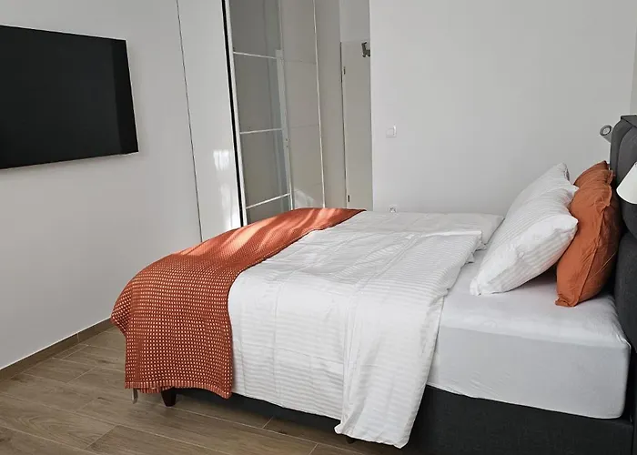 Memento With Private Bathrooms & Shared Kitchen